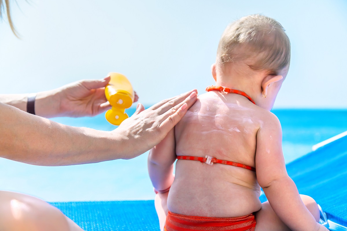 Crema solare per bambini: come proteggere la pelle dei più piccoli in estate